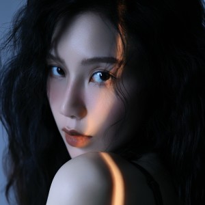 Listen to 我在美荔天地等你 (完整版) song with lyrics from 杨苗苗