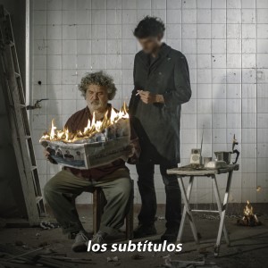 收聽Los subtítulos的De Espaldas歌詞歌曲