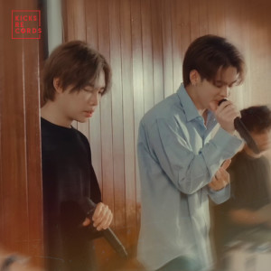 Dengarkan lagu เผื่อวันไหนเธอจะกลับมา (Live Session) nyanyian guncharlie dengan lirik