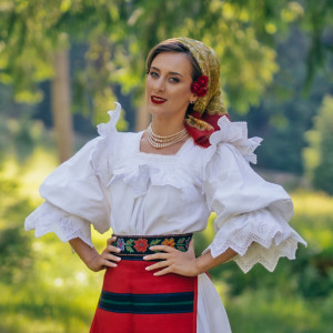 Listen to Cine Mi-O Rămas Dator song with lyrics from Oana Font