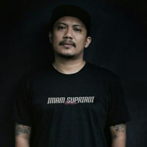 Dengarkan lagu Together Forever nyanyian Andry Priyanta dengan lirik