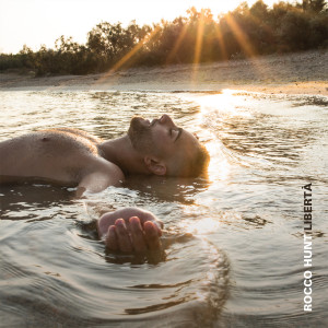 ดาวน์โหลดและฟังเพลง Cuore Rotto (Nfam' Version) พร้อมเนื้อเพลงจาก Rocco Hunt