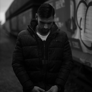 Dengarkan Nie Wieder (Explicit) lagu dari Denno dengan lirik