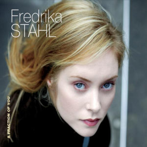 收聽Fredrika Stahl的Les jeux sont faits歌詞歌曲
