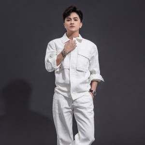 Listen to Cạn Chén Men Cay song with lyrics from Khuu Huy Vu