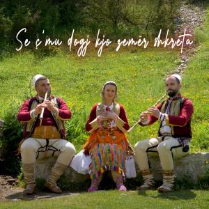 Listen to Se çmu dogj kjo zemër shkreta song with lyrics from ROVENA HOTI