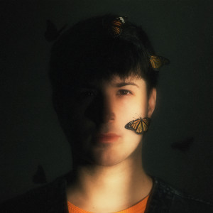 ดาวน์โหลดและฟังเพลง LA VUELTA พร้อมเนื้อเพลงจาก Kevin Aravena