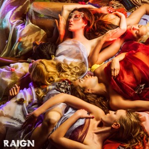 ดาวน์โหลดและฟังเพลง A Queen's Head พร้อมเนื้อเพลงจาก RAIGN