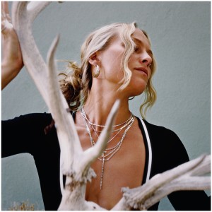 Emily Brimlow的專輯Bones