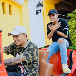 Dengarkan เป๊นแฟนกันเนาะ lagu dari Jo Laotai dengan lirik