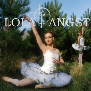 Dengarkan lagu Dark Reggae nyanyian Lola Angst dengan lirik