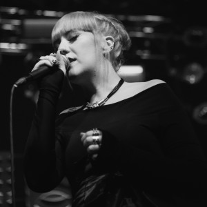 收聽Nina Kraljić的Mi歌詞歌曲