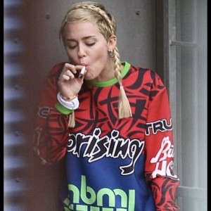 Dengarkan pour my heart out (Explicit) lagu dari $ohunnid dengan lirik