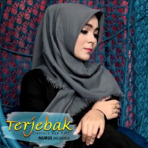 收聽Nurul Munira的Terjebak Diantara Dua Hati歌詞歌曲