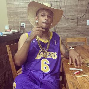 Dengarkan lagu Tira Foto (Explicit) nyanyian Mc Nigga Dee dengan lirik