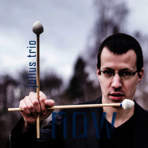ดาวน์โหลดและฟังเพลง Now 2 พร้อมเนื้อเพลงจาก Julius Trio