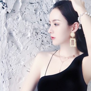 Dengarkan lagu 会有别人送你花 (女生版) nyanyian 叶景秋 dengan lirik