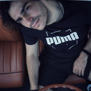 Dengarkan Uomo del sud lagu dari Corrado dengan lirik