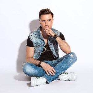 Dengarkan Macarena lagu dari Mario Bischin dengan lirik
