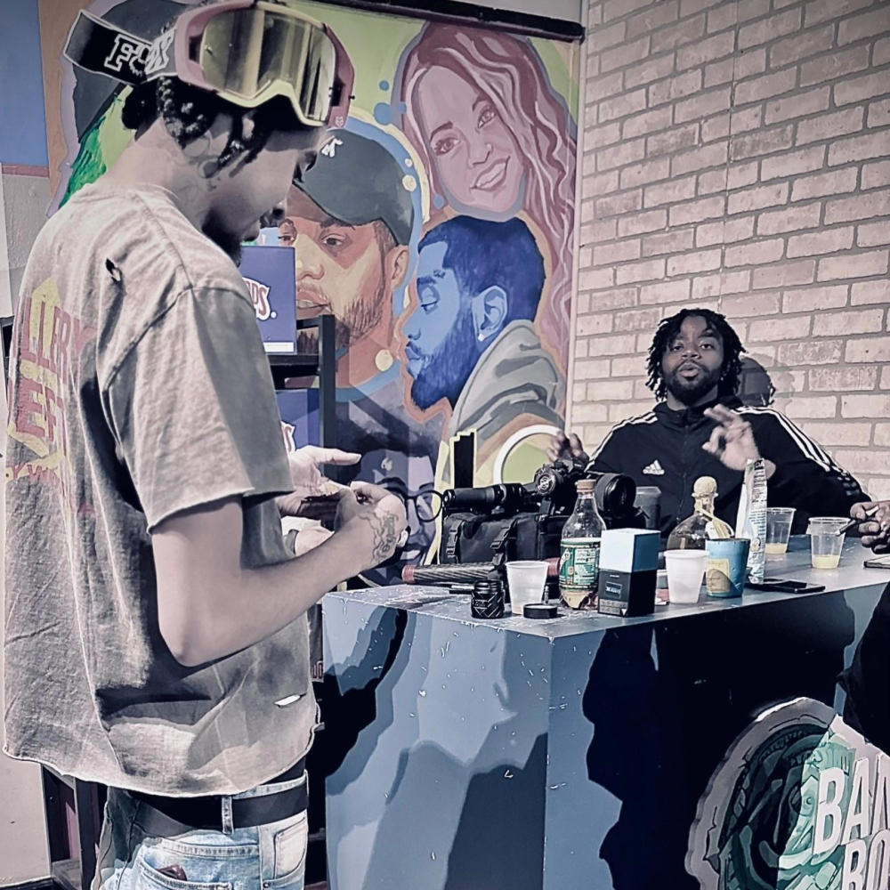 Out the way (feat. Mauri Corey) (Explicit)