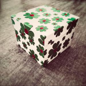 Dengarkan Lucky Box lagu dari NamesAsFlowers dengan lirik