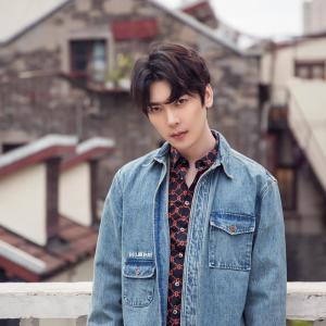 Dengarkan lagu Xiang Jia De Ren nyanyian 简弘亦 dengan lirik