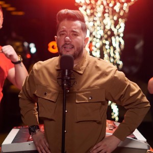 Listen to Tghidni Lewliya song with lyrics from Mohamed Benchenet
