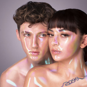 收聽Charli XCX的2099 (feat. Troye Sivan) (Explicit)歌詞歌曲