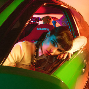 ดาวน์โหลดและฟังเพลง Green Honda พร้อมเนื้อเพลงจาก BENEE