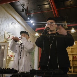 Dengarkan lagu 菲斯带偶 nyanyian 张泽 dengan lirik