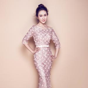 Dengarkan lagu 遇见朝阳湖 (完整版) nyanyian 朱荟钱 dengan lirik