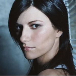 ดาวน์โหลดและฟังเพลง She (Uguale a lei) พร้อมเนื้อเพลงจาก Laura Pausini