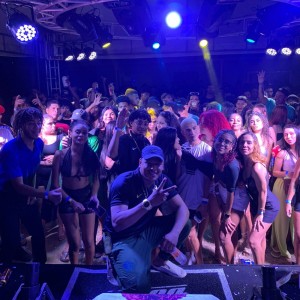 Dengarkan lagu Sai do Chão Sai do Chão (Live|Explicit) nyanyian DJ DIEGO O ÚNICO dengan lirik