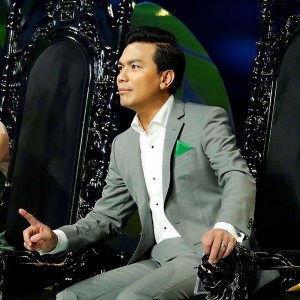Listen to Kiếp Tằm Của Mẹ song with lyrics from Mạnh Quỳnh