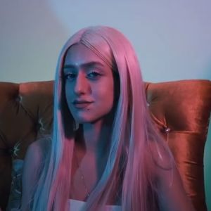 Dengarkan lagu Çikolata Gibi nyanyian Kudret Bayat dengan lirik
