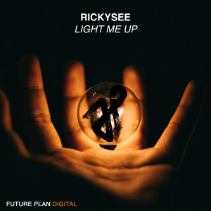 ดาวน์โหลดและฟังเพลง Light Me Up พร้อมเนื้อเพลงจาก Rickysee