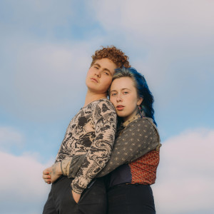 Dengarkan Hoax and the Shrine lagu dari Girlpool dengan lirik