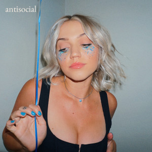 Riley Biederer的专辑antisocial (Explicit)