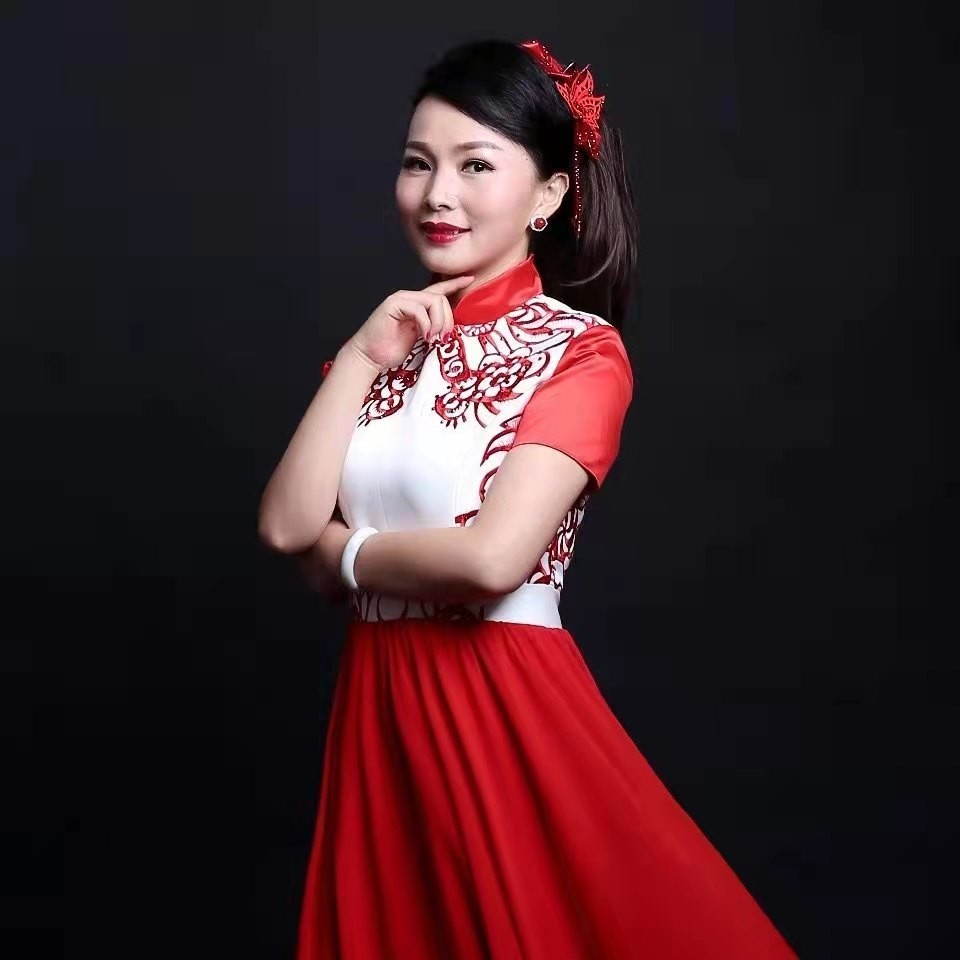 王霞
