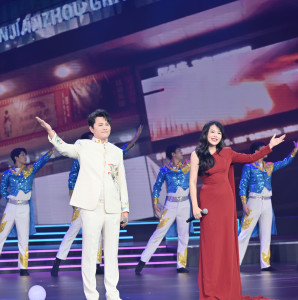 Listen to 我们相信 (对唱版) song with lyrics from 杨品骅