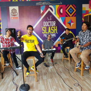 Listen to Permaisuri song with lyrics from D Doctor Band
