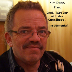 收聽Kim Dane的Drei Tiroler mit dem Gummiboot歌詞歌曲