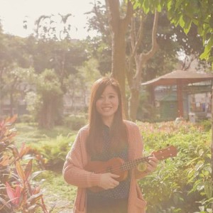Listen to 谁 song with lyrics from 黄茵琪