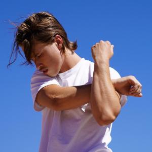 ดาวน์โหลดและฟังเพลง Ribbons พร้อมเนื้อเพลงจาก Ryan Beatty