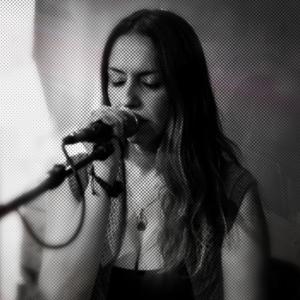 ดาวน์โหลดและฟังเพลง Out of Reach พร้อมเนื้อเพลงจาก Ivy Mor