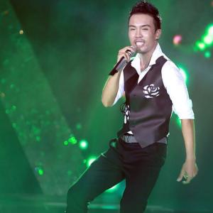 ดาวน์โหลดและฟังเพลง Cô Đơn Gọi Tên Em พร้อมเนื้อเพลงจาก Lê Vũ Bình