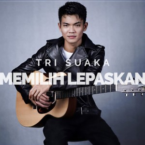 Dengarkan lagu Memilih Lepaskan nyanyian Tri Suaka dengan lirik