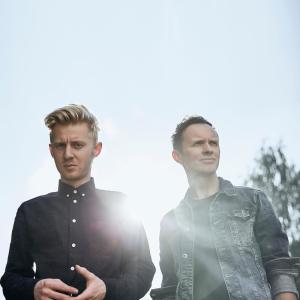 ดาวน์โหลดและฟังเพลง We Wait for the Light พร้อมเนื้อเพลงจาก Ewert And The Two Dragons