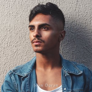 ดาวน์โหลดและฟังเพลง A Questão พร้อมเนื้อเพลงจาก Juan Durán