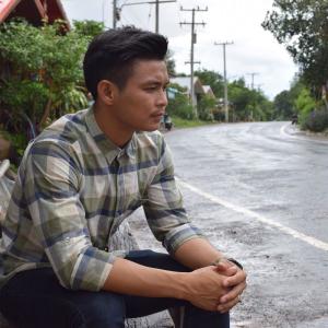 Dengarkan ว่าแม่นสิลืม lagu dari โอ๊ต สุธารมย์ dengan lirik